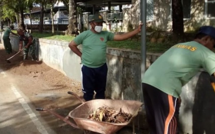 Gotong-royong bersihkan jalan bersama Linmas