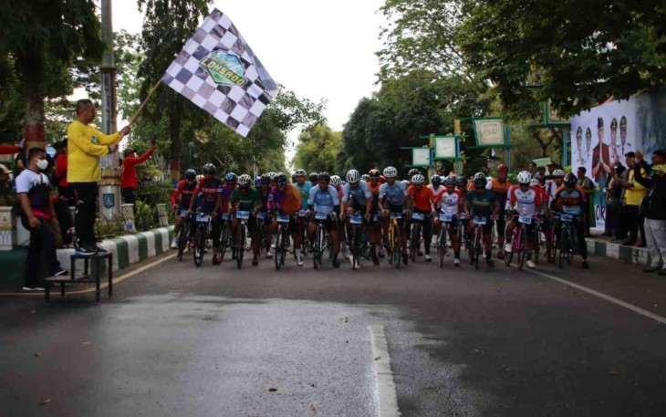 Dandim saat melepas peserta Tour De Loksado 2022