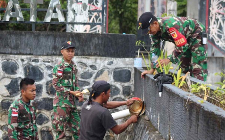 Gotong royong bersama masyarakat bersihkan Tugu Kedaulatan RI 