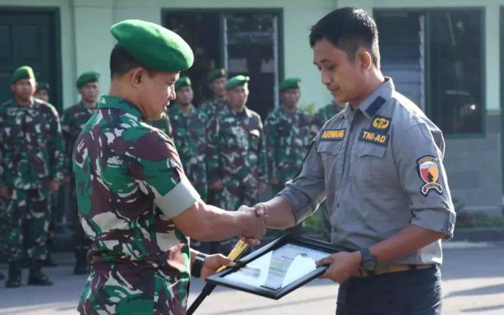 Danrem 081/DSJ saat menyerahkan penghargaan 