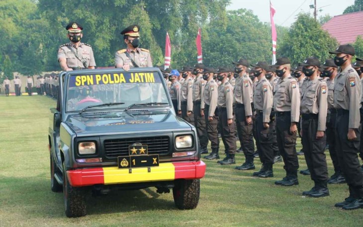 Kapolda Jatim saat inspeksi pasukan siswa Diktuk Bintara Polri Gelombang ll di SPN Mojokerto 