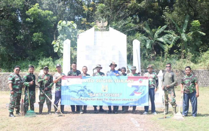 Personel Lanud Sugiri Sukani bersihkan TMP Sawala Majalengka