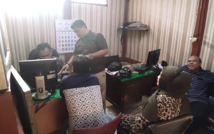 Kusairi (35) pelaku penipuan calon tenaga kerja saat menjalani pemeriksaan di Mapolsek Cepu, Blora.