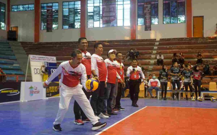 Bupati buka open turnamen volly dalam rangka HUT Bhayangkara