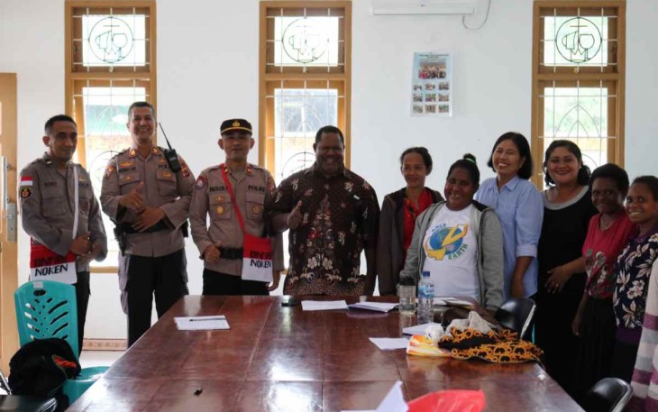 Sambangi tokoh masyarakat di Gereja Kingmi Mimika 