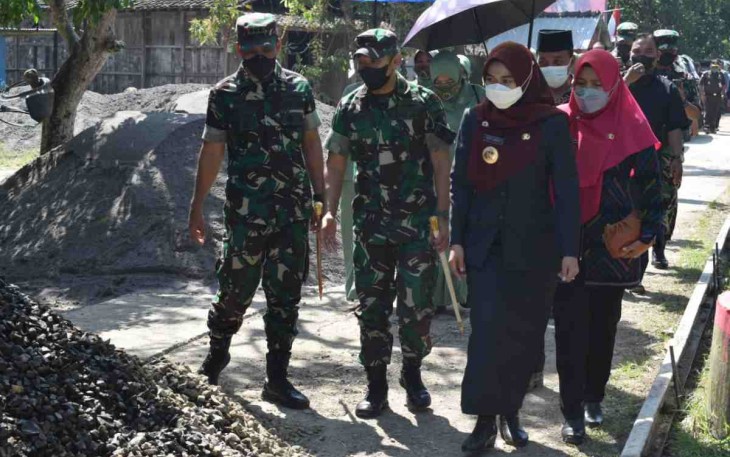 Bupati Demak bersamq Danrem 073/Mkt tinjau TMMD di Kab. demak