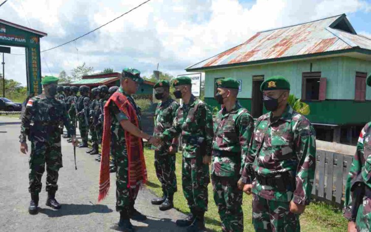 Kunjungan Danrem 172/PWY ke pos perbatasan di Papua