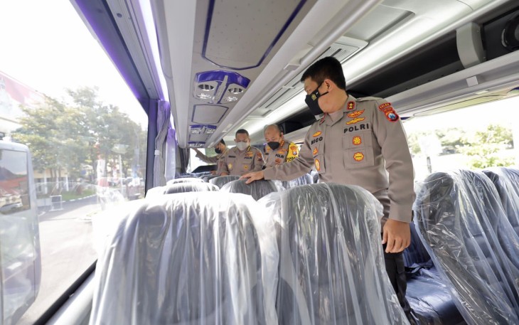 Kapolda Jatim saat pengecekan interior bus hibah