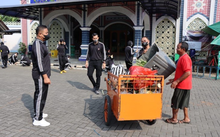 Baksos Polres Banjarnegara bersihkan masjid