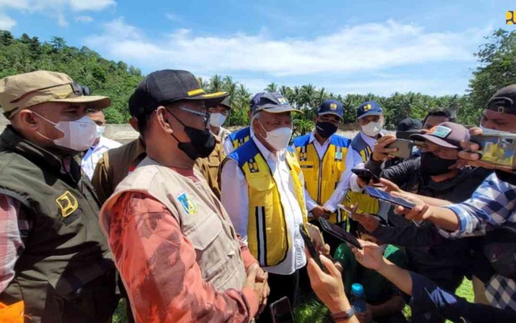 Menteri Basuki saat memberikan keterangan penanganan banjir Parigi Moutong 
