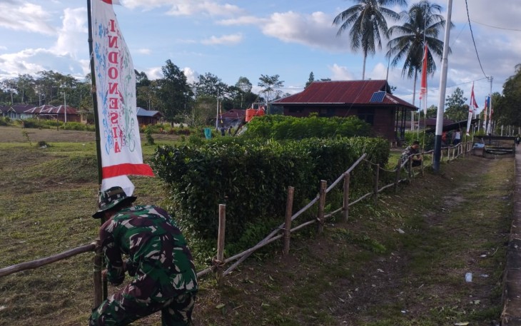 Satgas dan masyarakat kerja bakti sambut HUT RI
