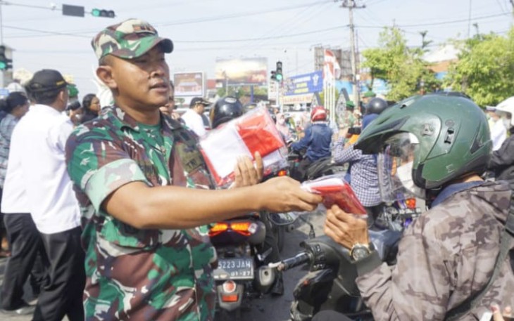 Dandim Ngawi saat membagikan bendera merah putih ke pengendara