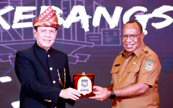 Wamendagri saat menerima cenderamata di Hotel Borobudur Jakarta 