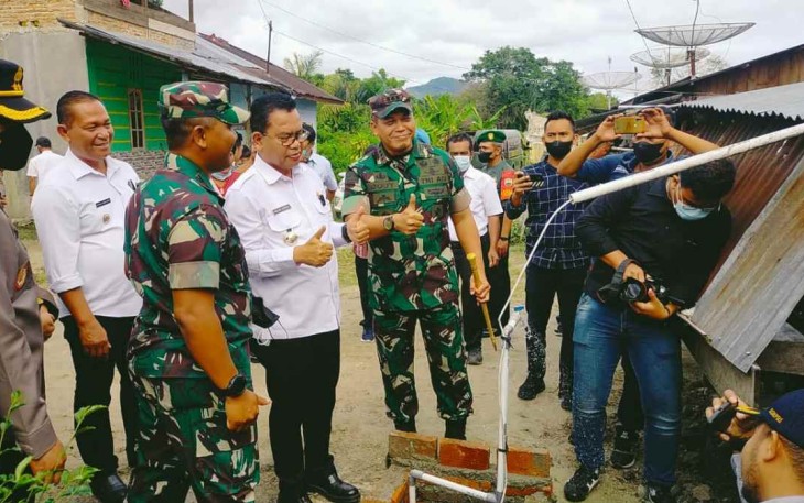 Danrem 023/KS (tengah) saat menyerahkan sumur bor air bersih