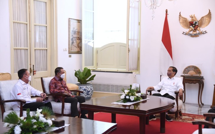 Presiden Joko Widodo saat menerima Kemenpora dan Ketum PSSI di istana negara