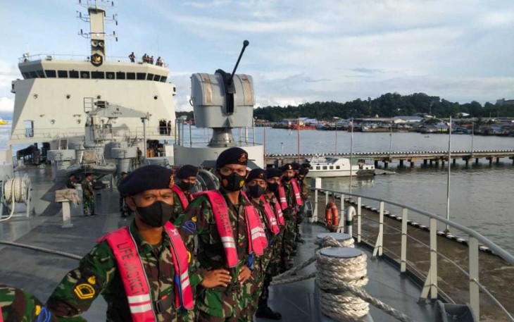 Siswa Satdik 2 Makassar saat di KRI Teluk Weda-526