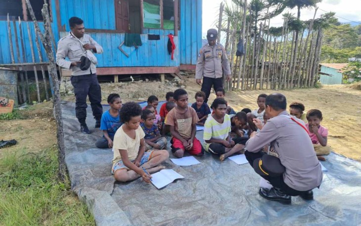 Suasana gembira saat anak-anak belajar di distrik Oksibil 