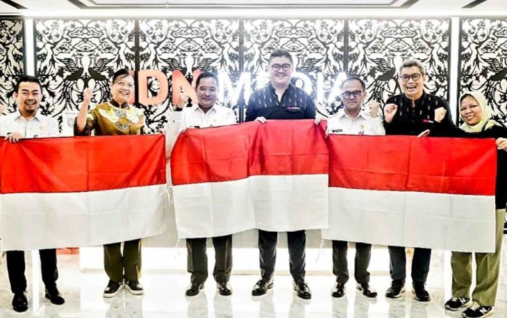 Ilustrasi saat bentangkan bendera merah putih