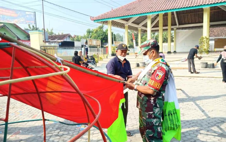 Pasang bendera merah-putih bersama warga binaan