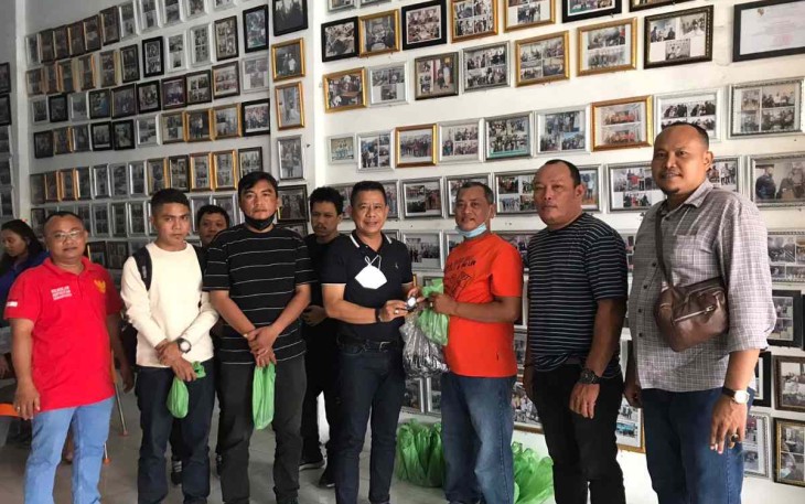 Ketua Pewarta saat memberikan oleh-oleh usai rapimnas JMSI