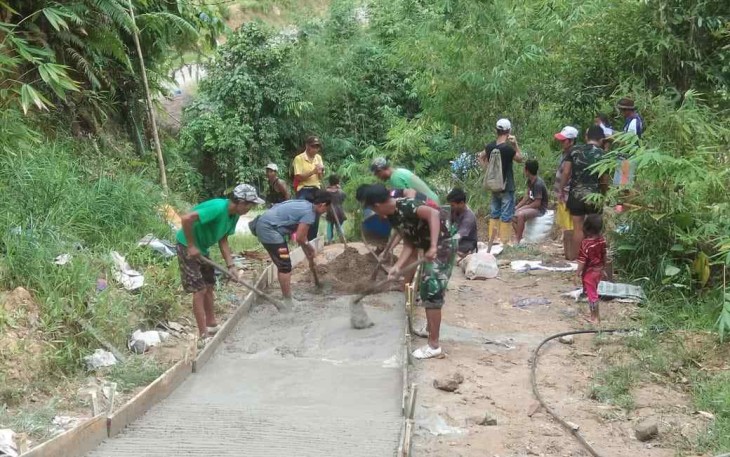 Karya bakti pengecoran jalan di perbatasan 