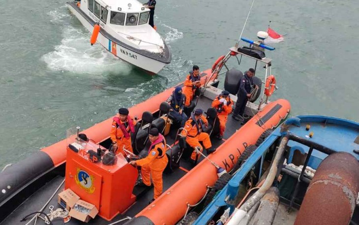 PLP Tanjung Uban saat evakuasi kapal kandas