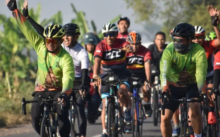Danrem 081/DSJ melambaikan tangan ke atas saat gowes bersama anggotanya 