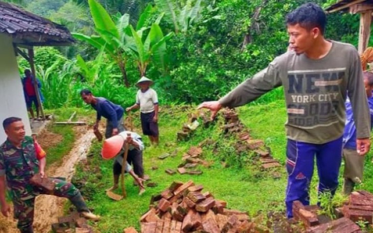 Koptu Budiono saat membantu rehab rumah warga binaannya