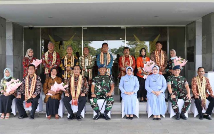 Pangkoopsud I saat foto bersama personel purna tugas