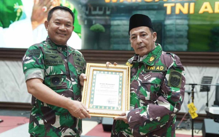 Kasad saat memberikan perhargaan warga kehormatan TNI AD