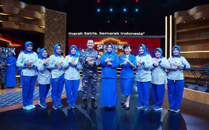 Foto bersama Danpuspomal saat acara Semarak Satria di studio 1 menara Kompas Jakarta 