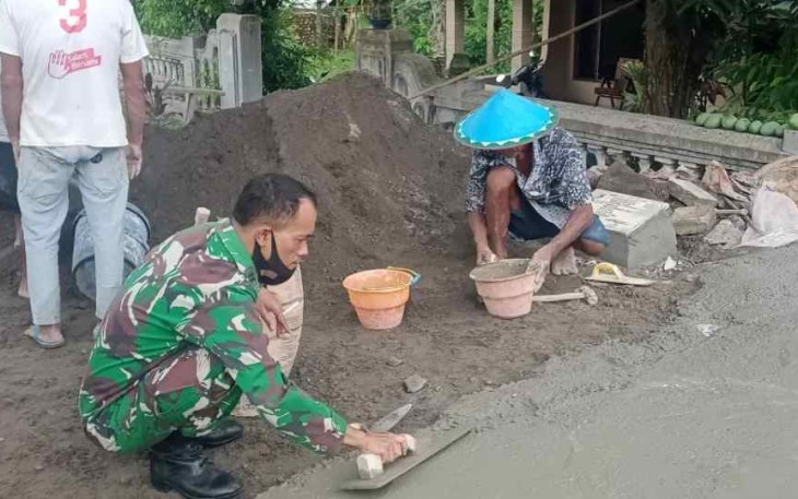 Pengecoran jalan bersama warga desa Banyuurip