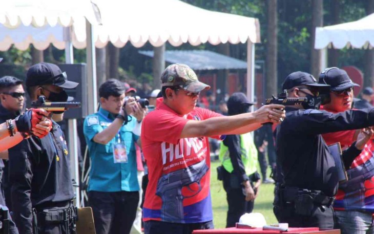 Ketua MPR RI Bambang Soesatyo saat unjuk kebolehan di kejuaraan menembak Menkumham Cup 2022 di Depok