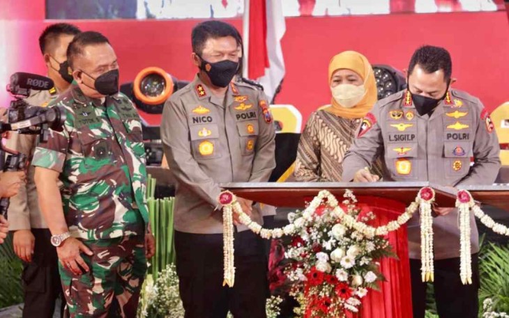 Kapolri bersama Gubernur Jatim saat peresmian gedung dan fasilitas di mapolda Jatim 