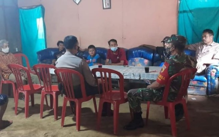 Sertu Sholeh saat bersilaturahmi ke kediaman warga binaan