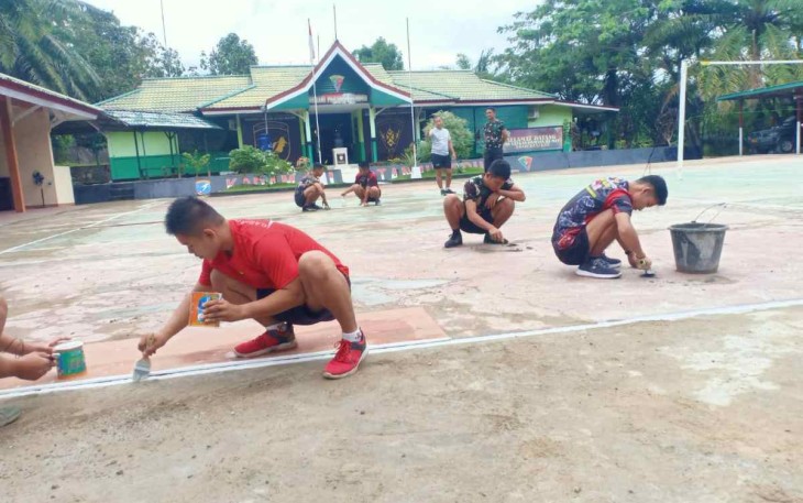 Karya bakti pembenahan lapangan voli di perbatasan 