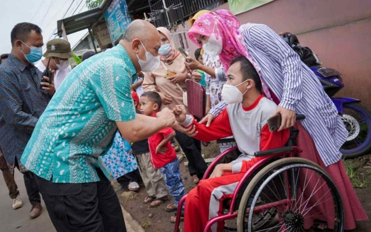 Mentri Teten saat bersama penyandang disabilitas 