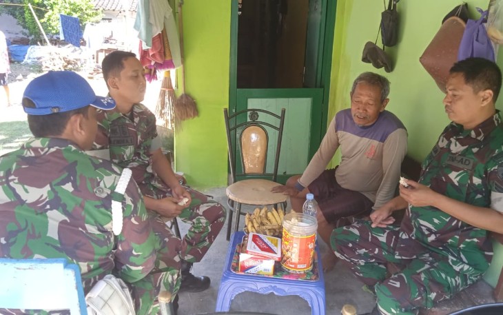 Serma Lendra saat bersama warga binaannya di Kelurahan Gantung