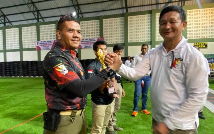 Aiptu Syamsi Rizal saat menerima ucapan selamat Dansat Brimob Polda Kalbar