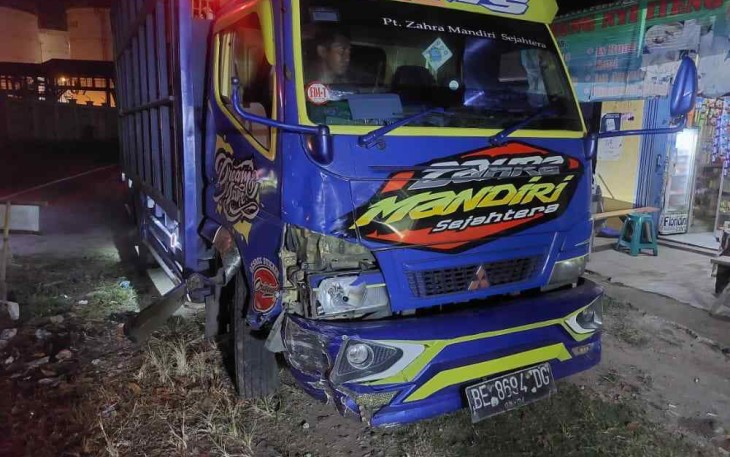 Truk bermuatan ayam yang ditabrak pemotor di jalan raya Merak Cilegon