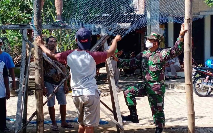 Pemasangan jaring lapangan voli desa binaan