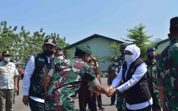 Danyonarmed 12 Kostrad Letkol Arm Didik Kurniawan saat menyambut kedatangan Gubernur Jatim di benteng Van Den Bosch Kabupaten Ngawi