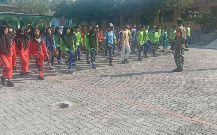 Serma Rohandi saat memberikan materi PBB siswa