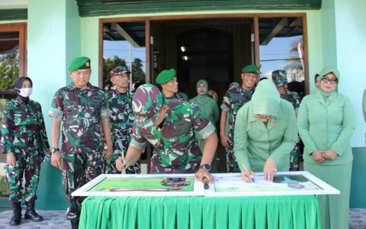Danrem 081/DSJ Kolonel Inf Deni Rejeki dan ibu saat menulis buku tamu di Kodim 0803/Madiun