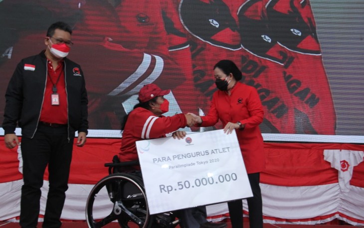 Puan Maharani saat memberikan hadiah atlet Asean Para Games