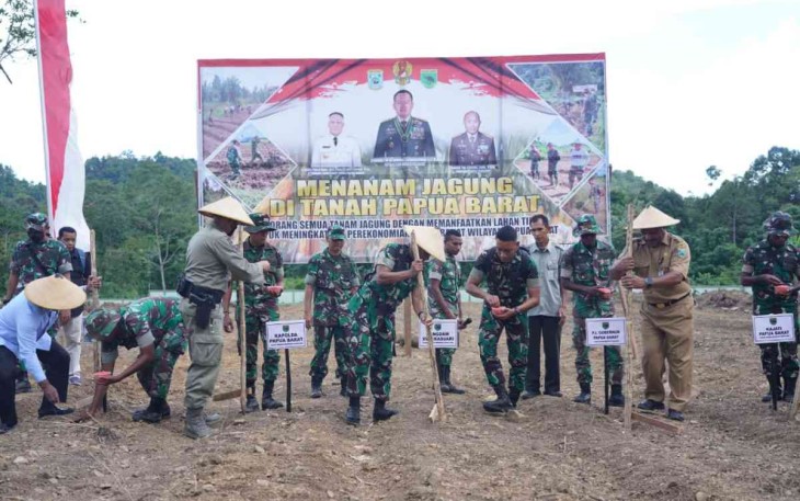 Pangdam Kasuari Mayjen TNI Gabriel Lema saat menanam jagung di lahan tidur
