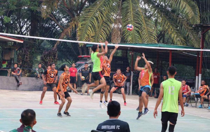 Turnamen bola voli bersama warga di perbatasan 