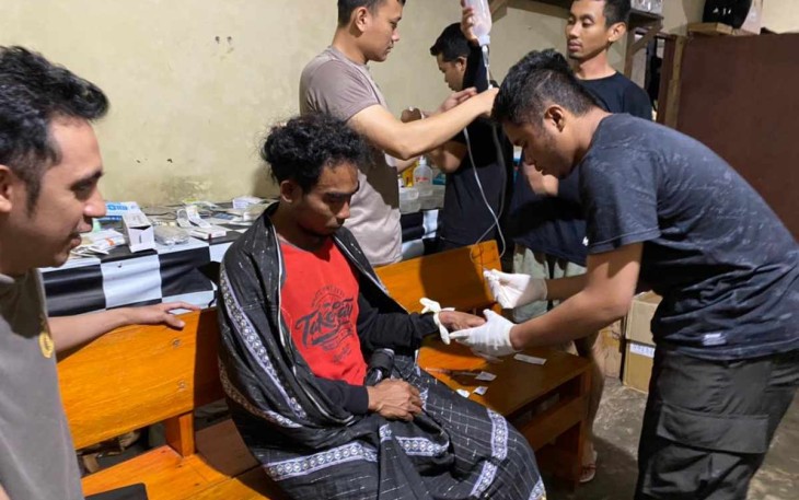 Tim kesehatan satgas evakuasi warga menderita sakit