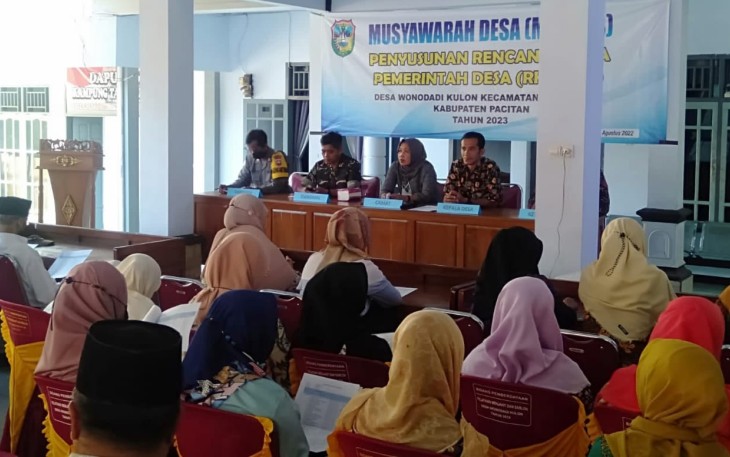 Sertu Adnan saat menghadiri rapat kerja desa