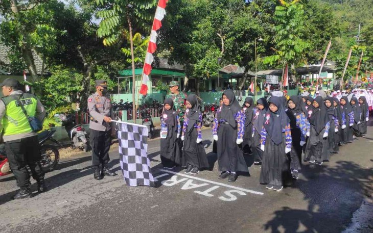Pengamanan lomba gerak jalan di wilayah binaan 